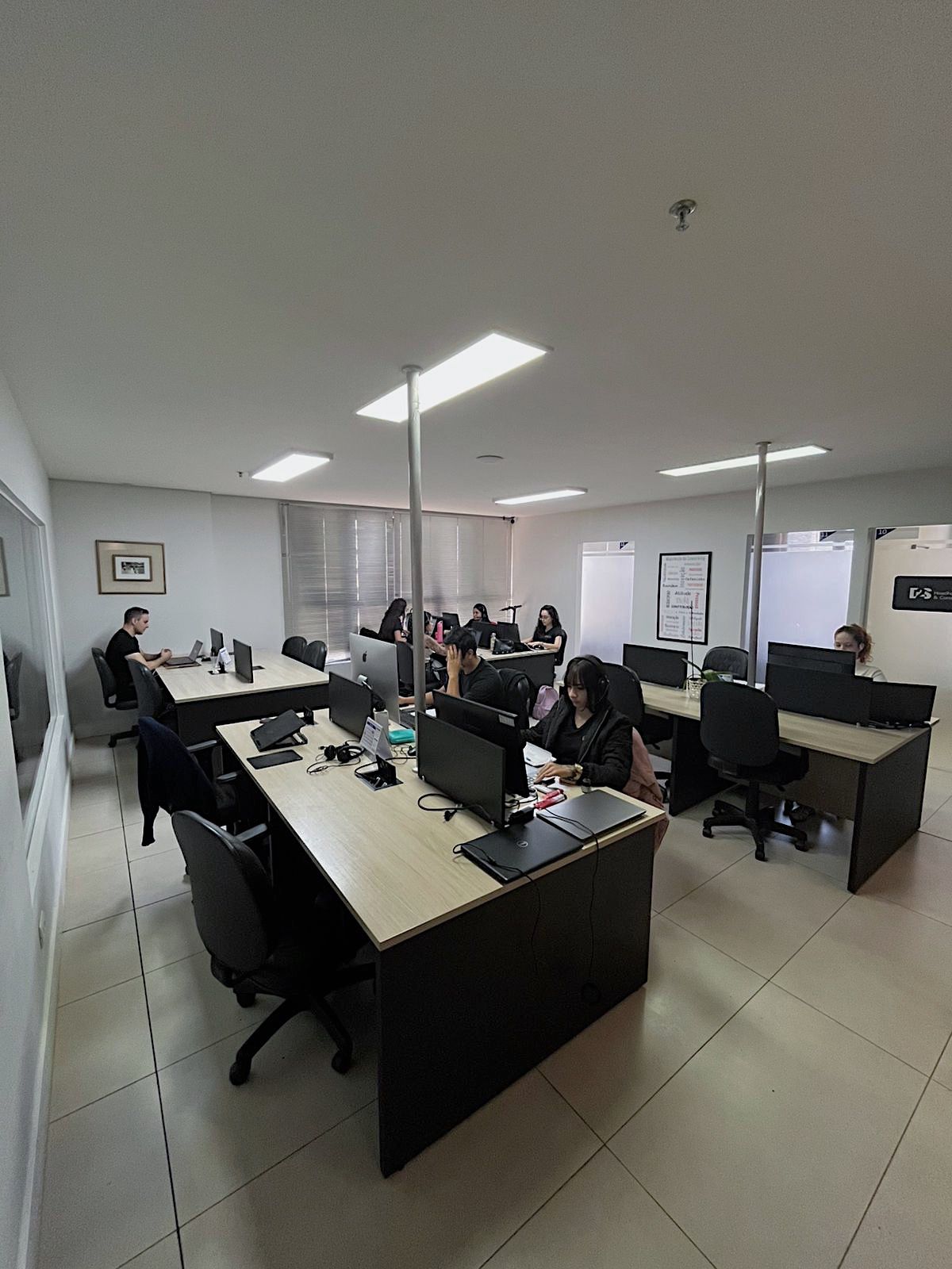 Coworking com pessoas na Top Office